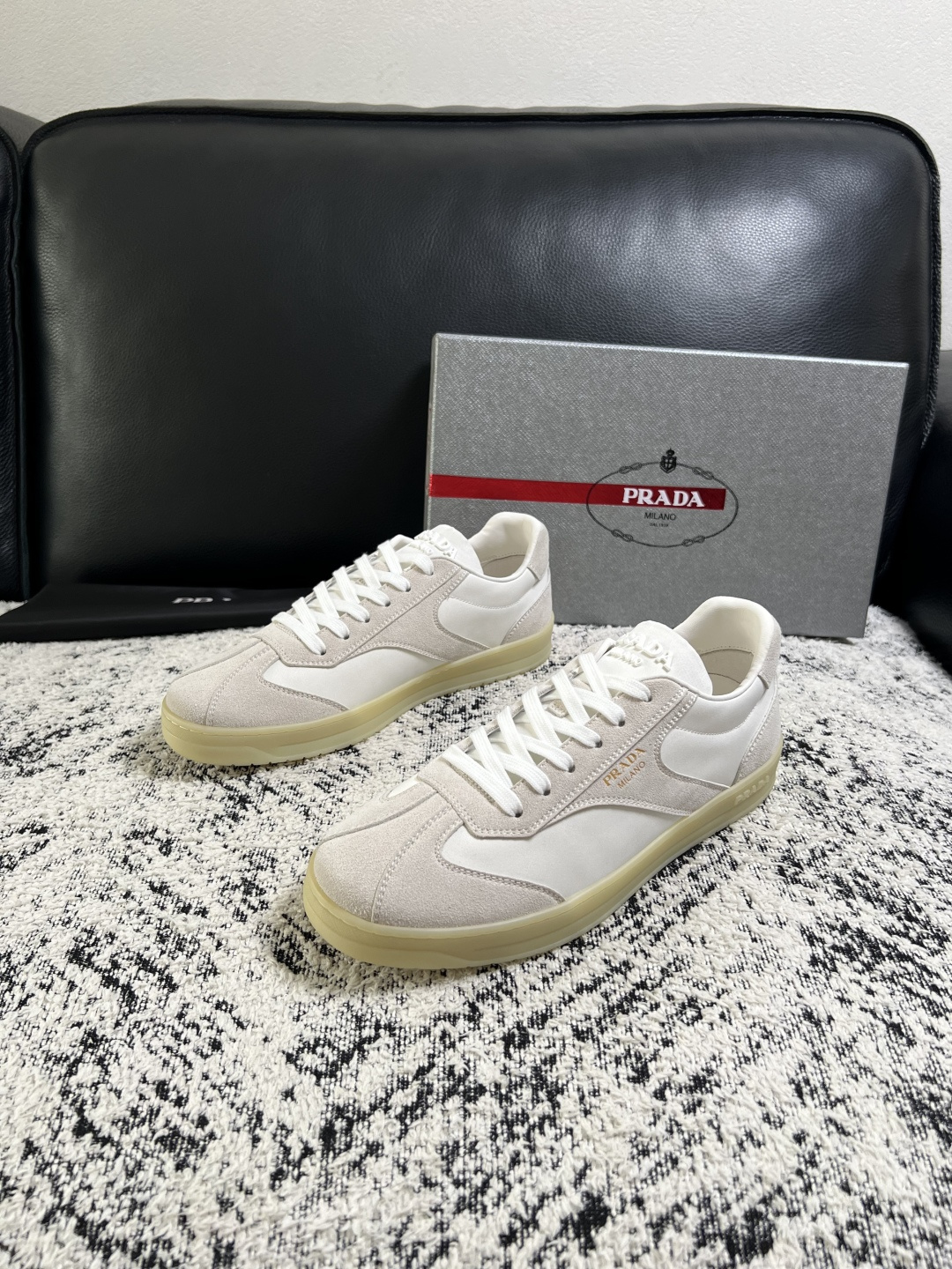 PRADA  高品质  顶级工艺品 普拉达 专柜同步 原厂配置，意大利进口原版牛皮面料，透气舒适进口水染牛里垫，鞋底：原