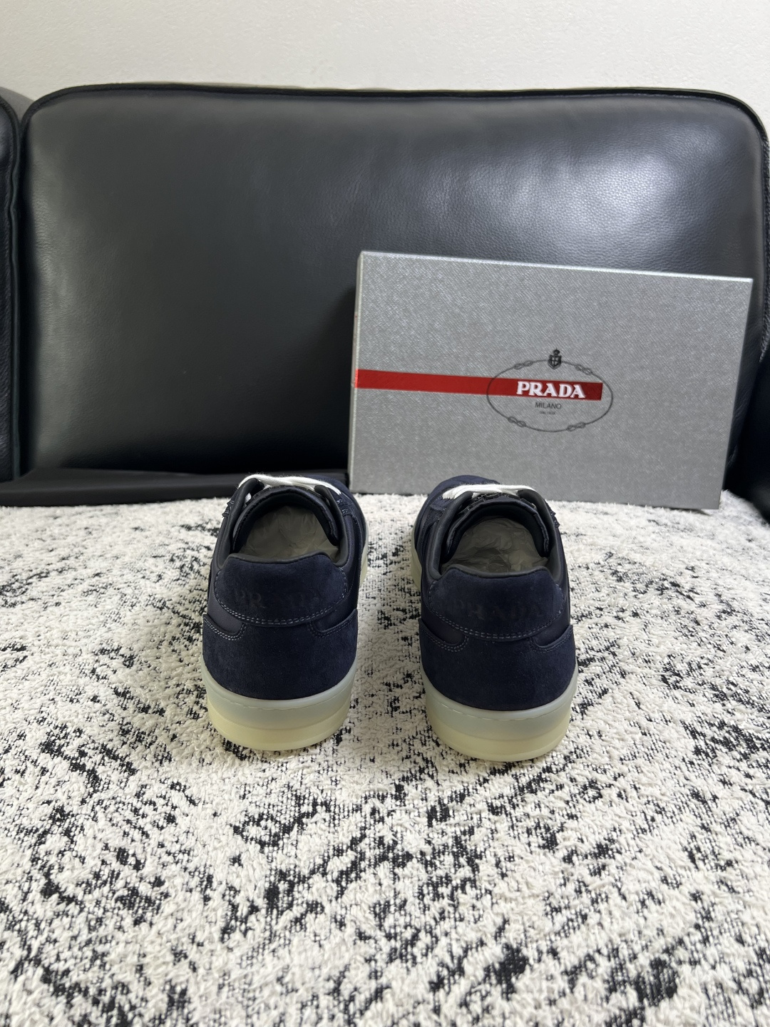 PRADA  高品质  顶级工艺品 普拉达 专柜同步 原厂配置，意大利进口原版牛皮面料，透气舒适进口水染牛里垫，鞋底：原