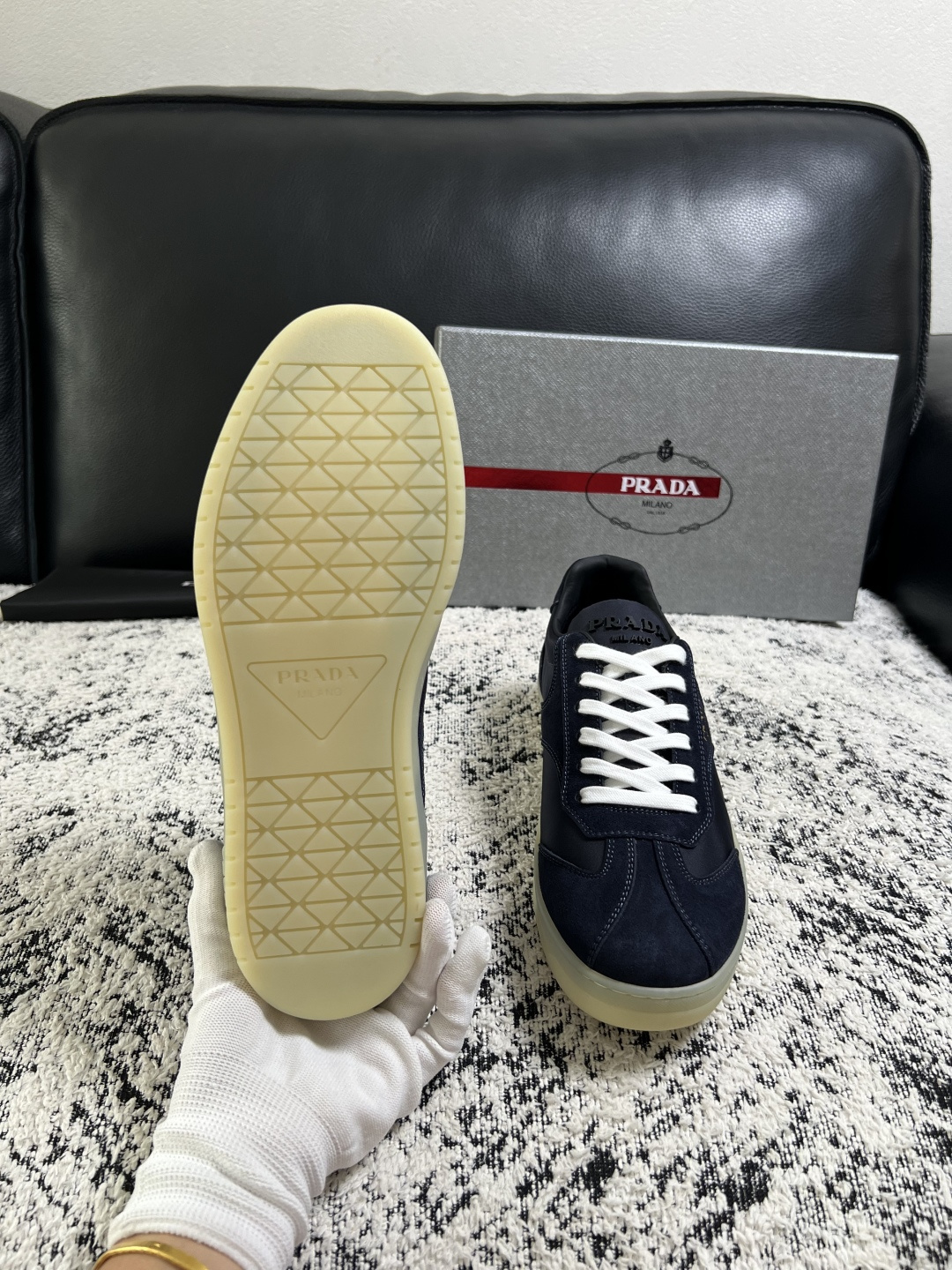 PRADA  高品质  顶级工艺品 普拉达 专柜同步 原厂配置，意大利进口原版牛皮面料，透气舒适进口水染牛里垫，鞋底：原