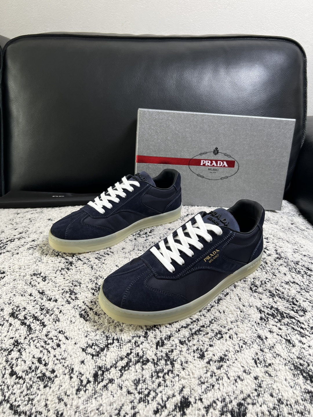 PRADA  高品质  顶级工艺品 普拉达 专柜同步 原厂配置，意大利进口原版牛皮面料，透气舒适进口水染牛里垫，鞋底：原