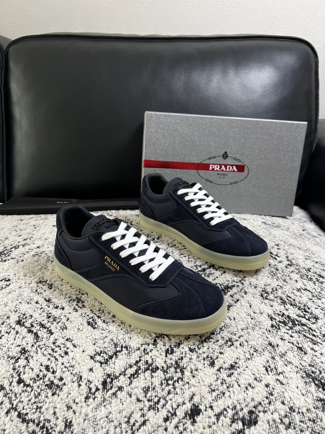 PRADA 高品质 顶级工艺品 普拉达 专柜同步 原厂配置,意大利进口原版牛皮面料,透气舒适进口水染牛里垫,鞋底:原 PRADA 高品质 顶级工艺品 普拉达 专柜同步 原厂配置,意大利进口原版牛皮面料,透气舒适进口水染牛里垫,鞋底:原
