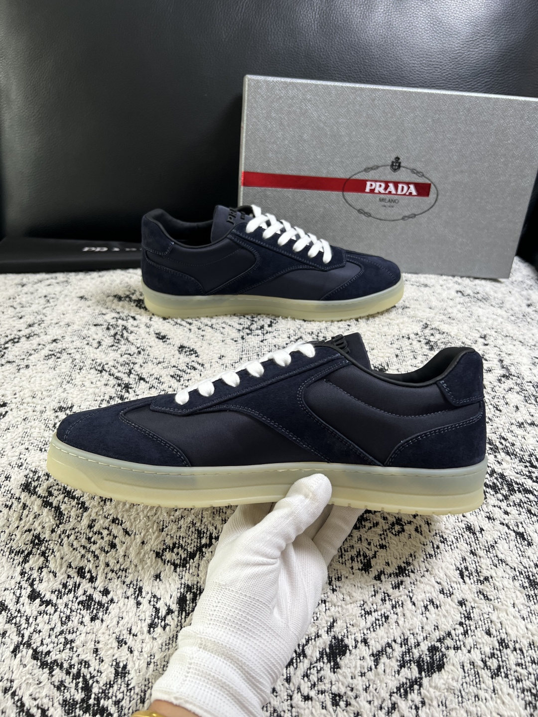 PRADA  高品质  顶级工艺品 普拉达 专柜同步 原厂配置，意大利进口原版牛皮面料，透气舒适进口水染牛里垫，鞋底：原