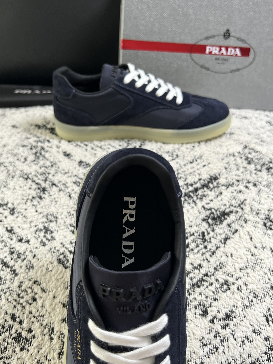 PRADA  高品质  顶级工艺品 普拉达 专柜同步 原厂配置，意大利进口原版牛皮面料，透气舒适进口水染牛里垫，鞋底：原
