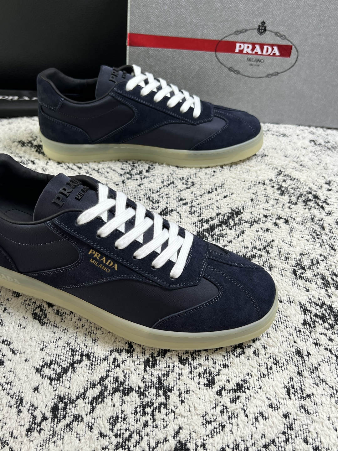 PRADA  高品质  顶级工艺品 普拉达 专柜同步 原厂配置，意大利进口原版牛皮面料，透气舒适进口水染牛里垫，鞋底：原