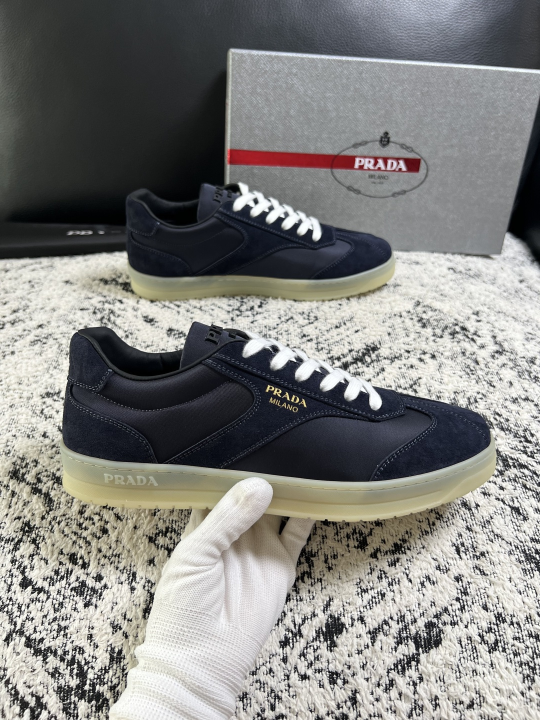 PRADA  高品质  顶级工艺品 普拉达 专柜同步 原厂配置，意大利进口原版牛皮面料，透气舒适进口水染牛里垫，鞋底：原
