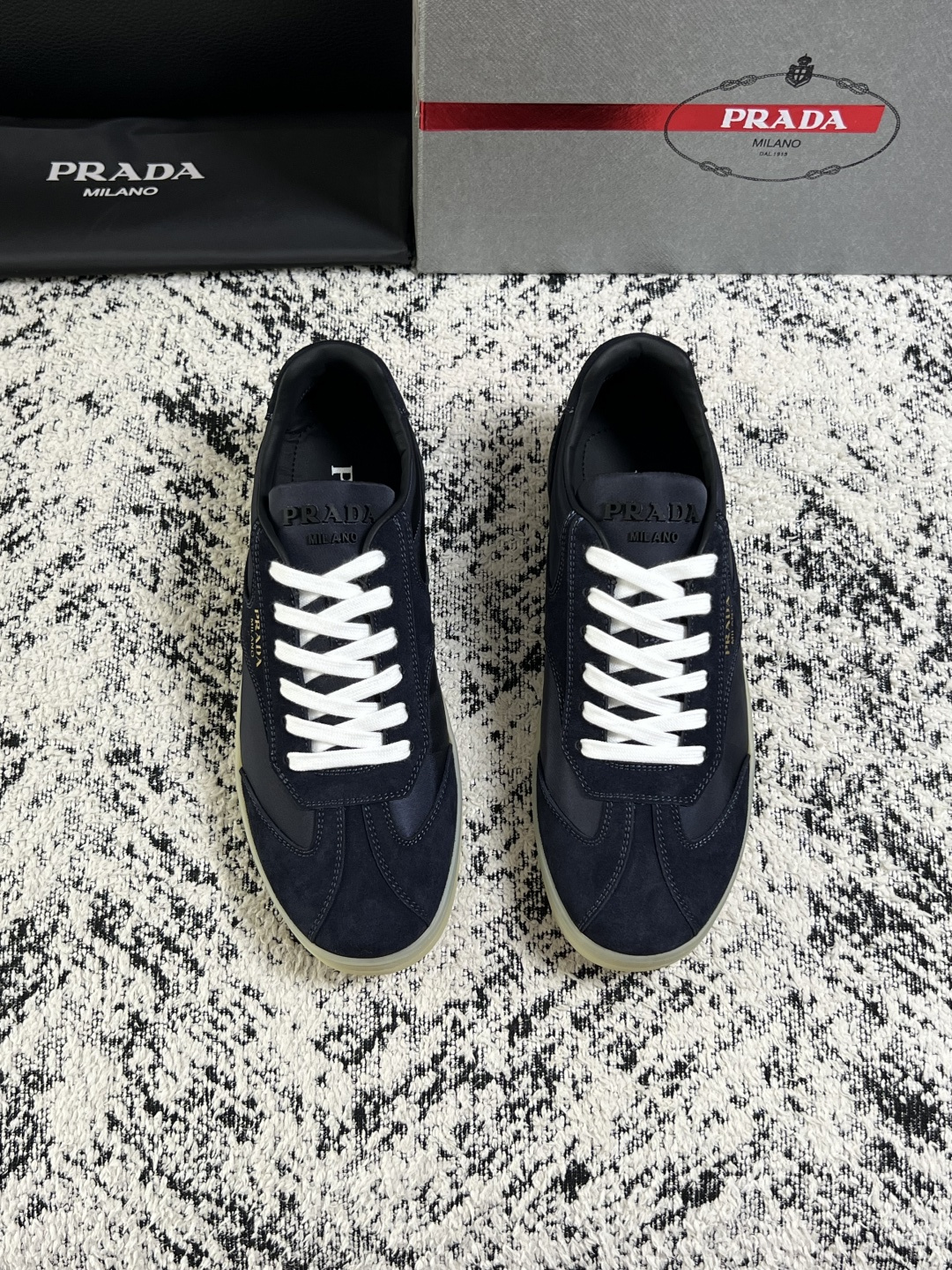 PRADA  高品质  顶级工艺品 普拉达 专柜同步 原厂配置，意大利进口原版牛皮面料，透气舒适进口水染牛里垫，鞋底：原