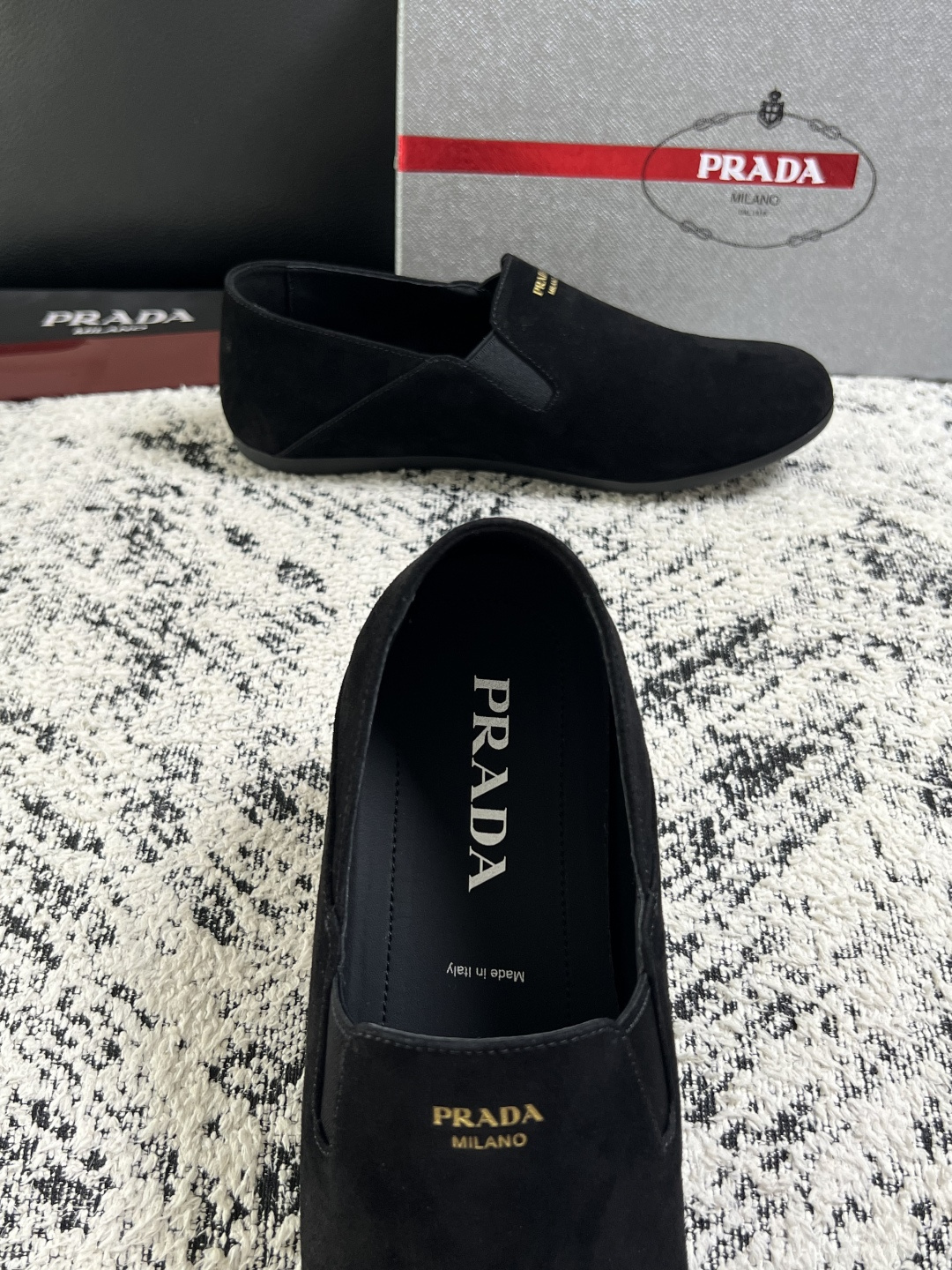 PRADA  高品质  顶级工艺品 普拉达 专柜同步 原厂配置，意大利进口原版牛皮面料，透气舒适进口水染牛里垫，鞋底：原