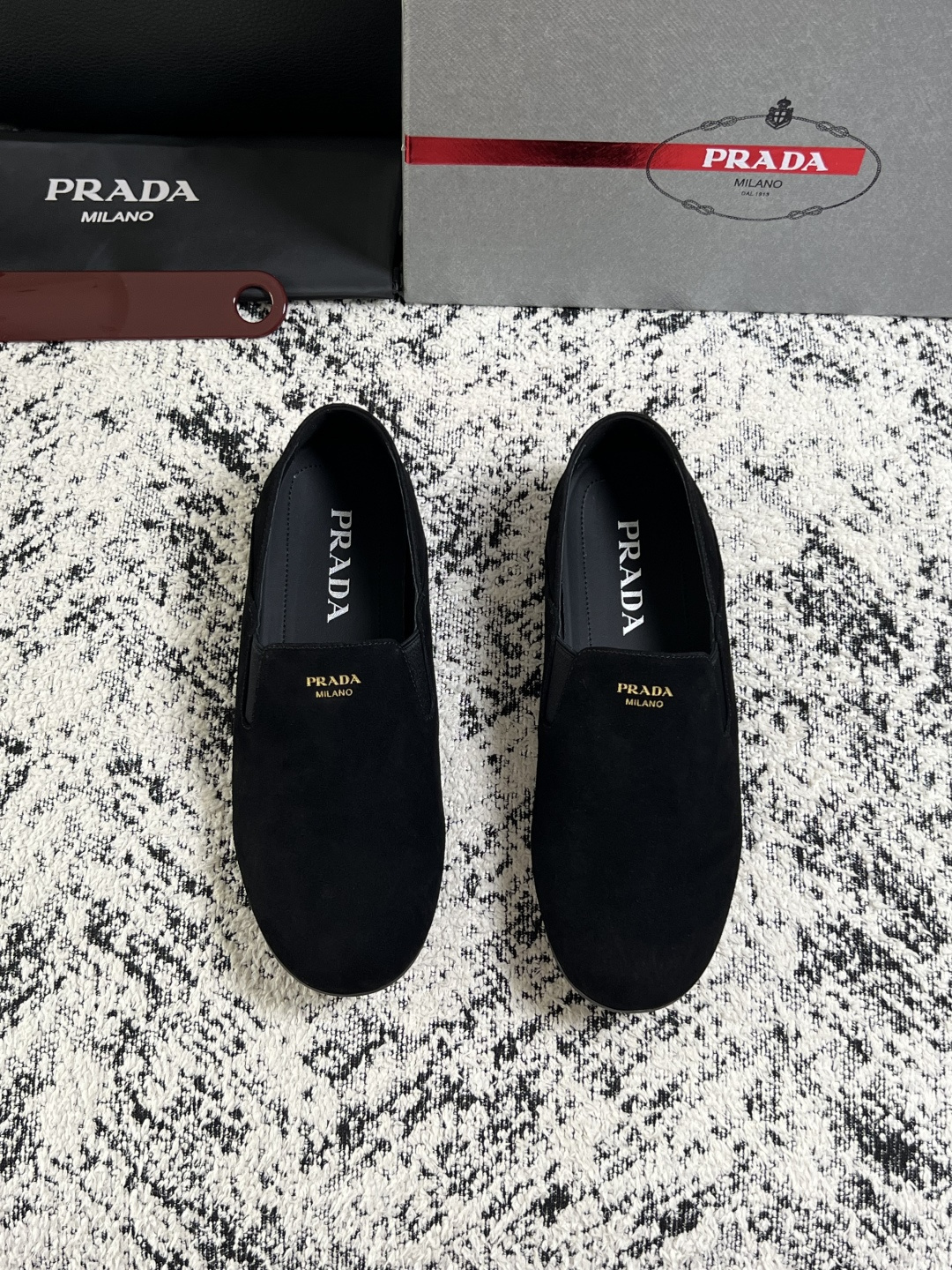 PRADA  高品质  顶级工艺品 普拉达 专柜同步 原厂配置，意大利进口原版牛皮面料，透气舒适进口水染牛里垫，鞋底：原