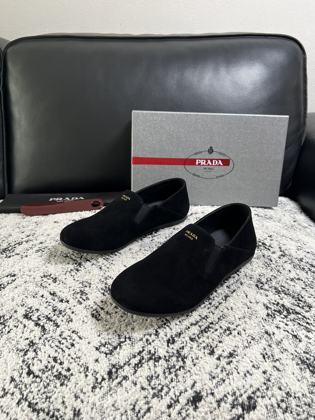PRADA  高品质  顶级工艺品 普拉达 专柜同步 原厂配置，意大利进口原版牛皮面料，透气舒适进口水染牛里垫，鞋底：原