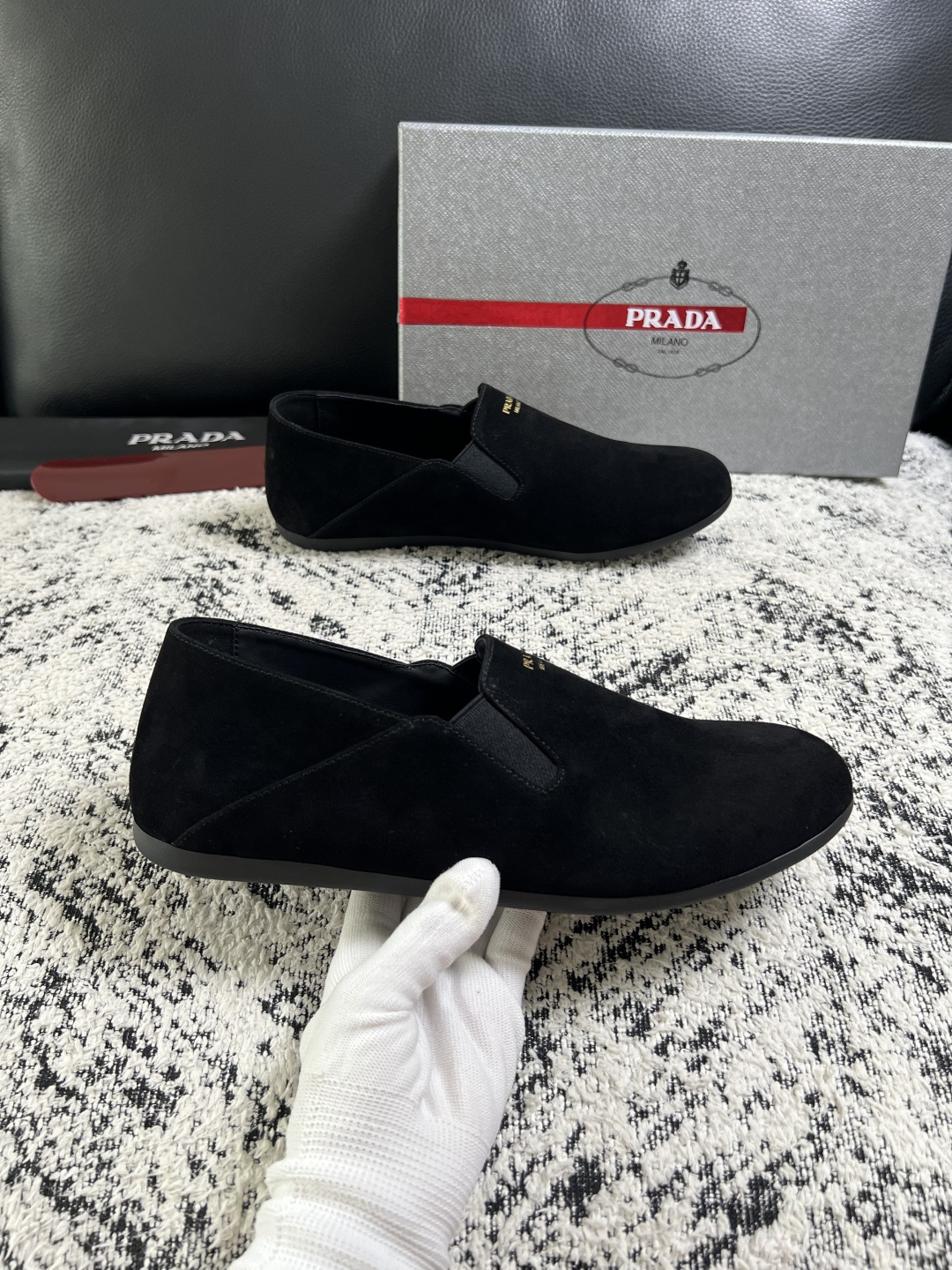 PRADA  高品质  顶级工艺品 普拉达 专柜同步 原厂配置，意大利进口原版牛皮面料，透气舒适进口水染牛里垫，鞋底：原