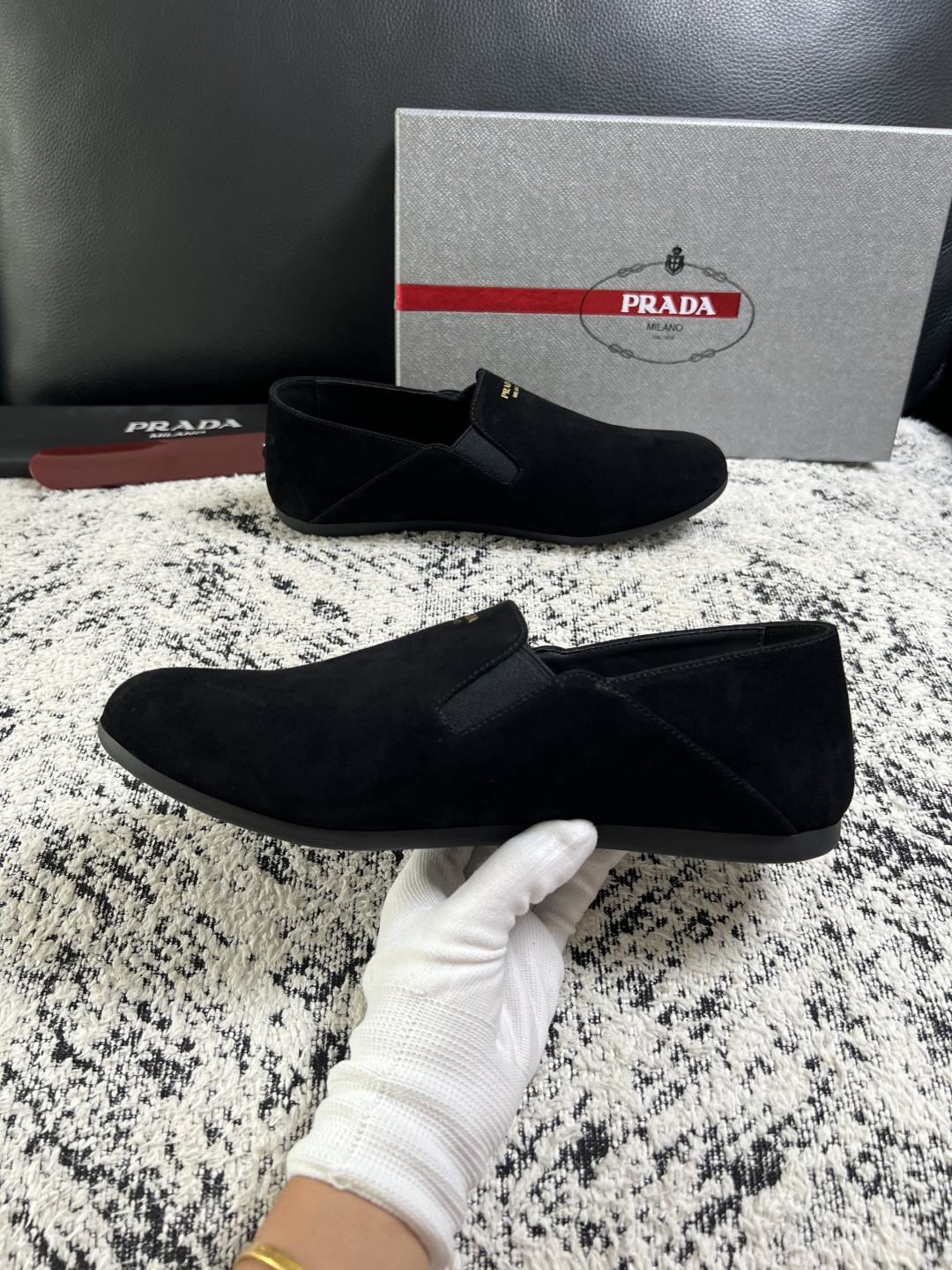 PRADA  高品质  顶级工艺品 普拉达 专柜同步 原厂配置，意大利进口原版牛皮面料，透气舒适进口水染牛里垫，鞋底：原