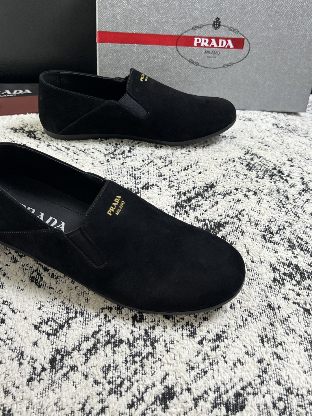 PRADA  高品质  顶级工艺品 普拉达 专柜同步 原厂配置，意大利进口原版牛皮面料，透气舒适进口水染牛里垫，鞋底：原
