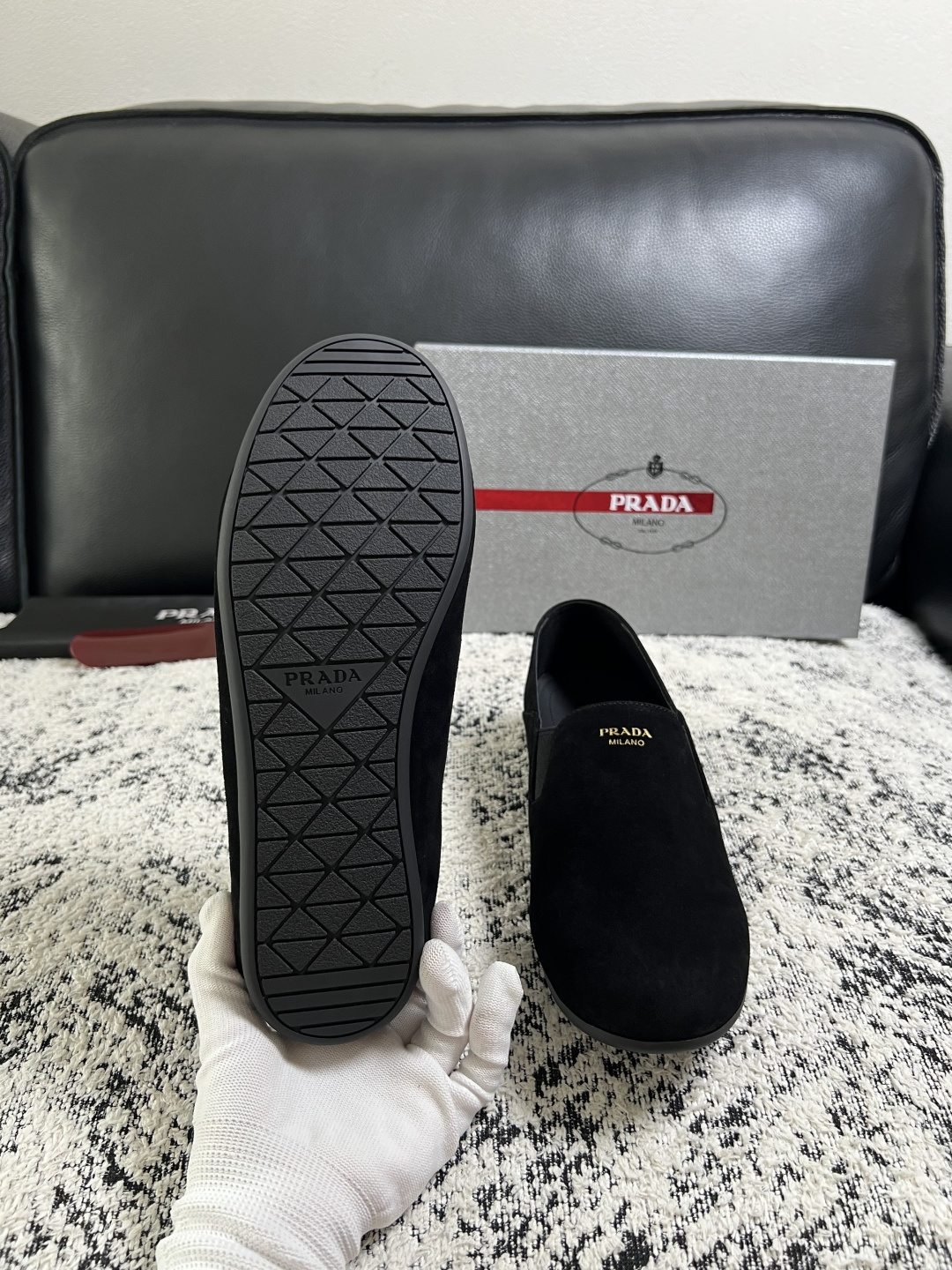 PRADA  高品质  顶级工艺品 普拉达 专柜同步 原厂配置，意大利进口原版牛皮面料，透气舒适进口水染牛里垫，鞋底：原