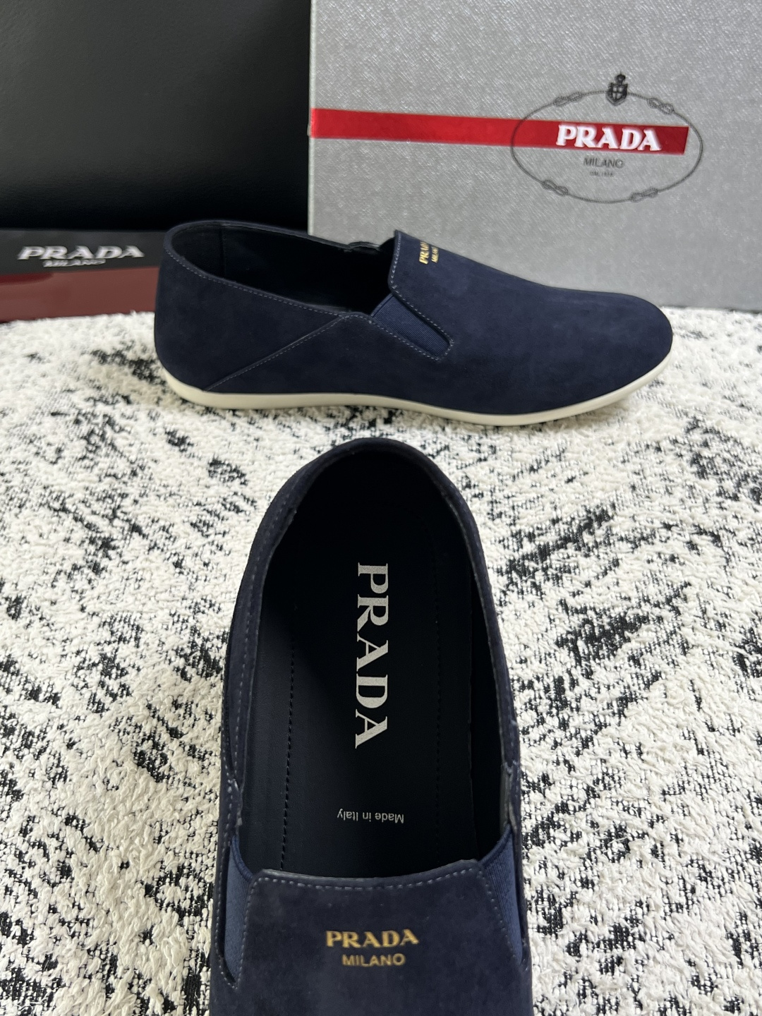 PRADA  高品质  顶级工艺品 普拉达 专柜同步 原厂配置，意大利进口原版牛皮面料，透气舒适进口水染牛里垫，鞋底：原