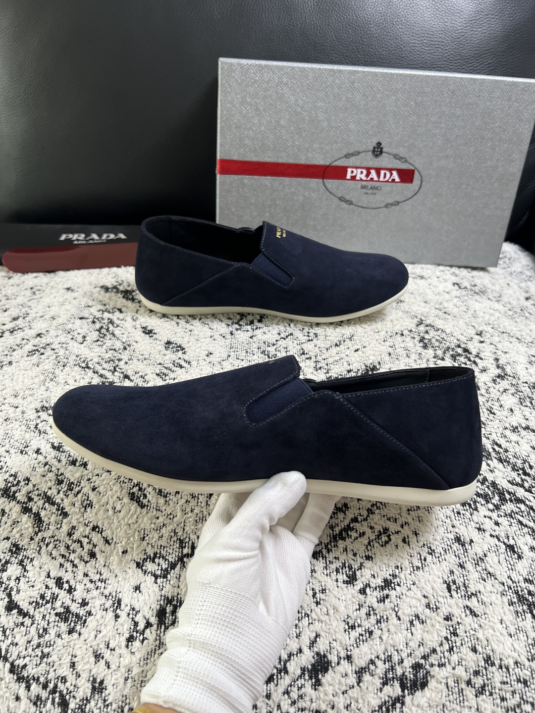 PRADA  高品质  顶级工艺品 普拉达 专柜同步 原厂配置，意大利进口原版牛皮面料，透气舒适进口水染牛里垫，鞋底：原