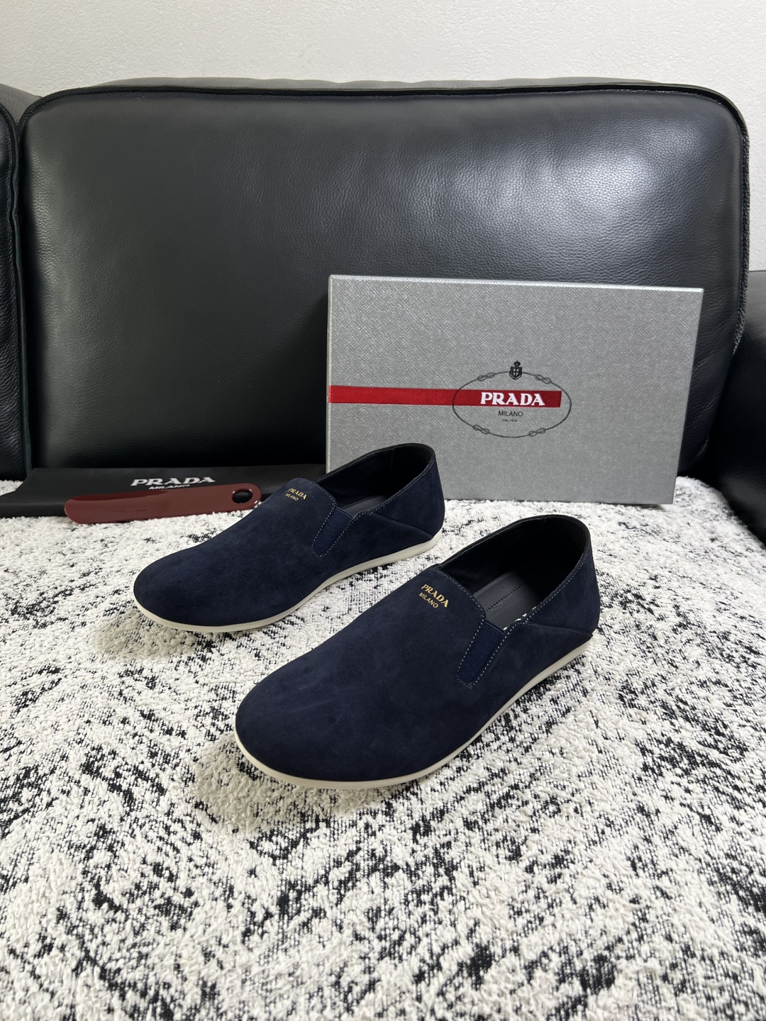 PRADA  高品质  顶级工艺品 普拉达 专柜同步 原厂配置，意大利进口原版牛皮面料，透气舒适进口水染牛里垫，鞋底：原