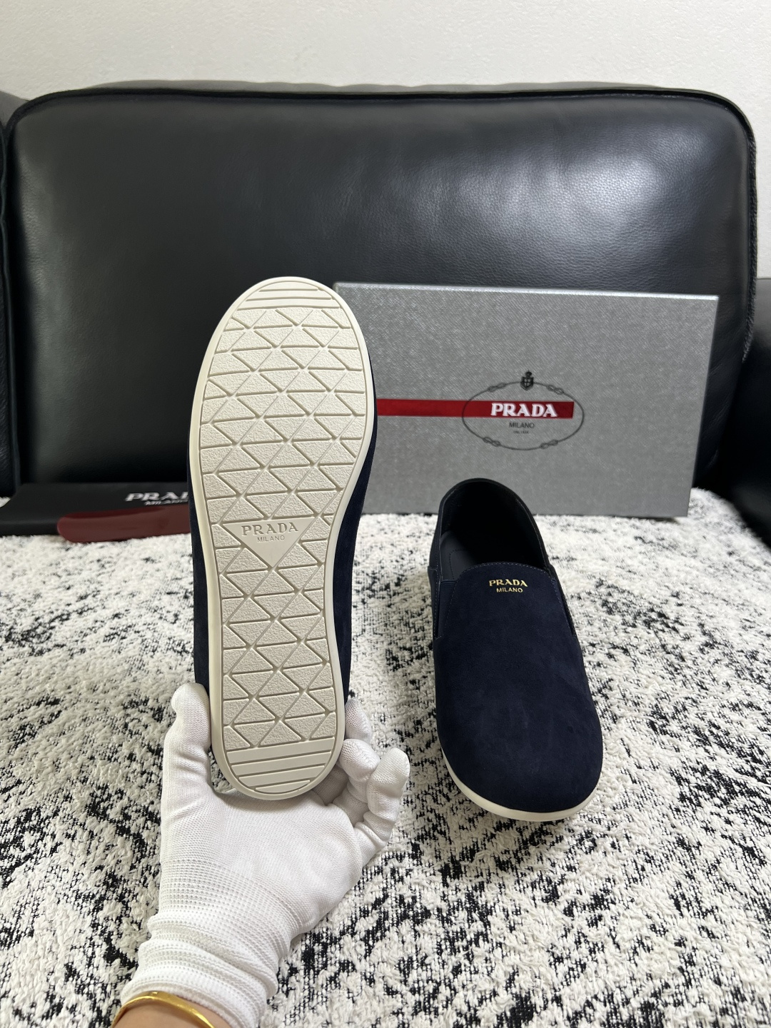PRADA  高品质  顶级工艺品 普拉达 专柜同步 原厂配置，意大利进口原版牛皮面料，透气舒适进口水染牛里垫，鞋底：原