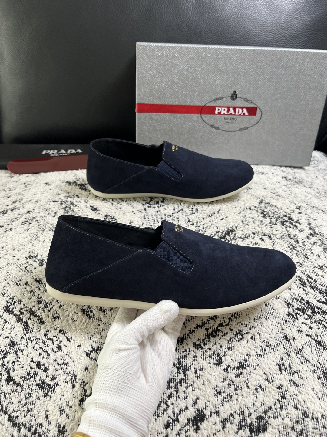 PRADA  高品质  顶级工艺品 普拉达 专柜同步 原厂配置，意大利进口原版牛皮面料，透气舒适进口水染牛里垫，鞋底：原