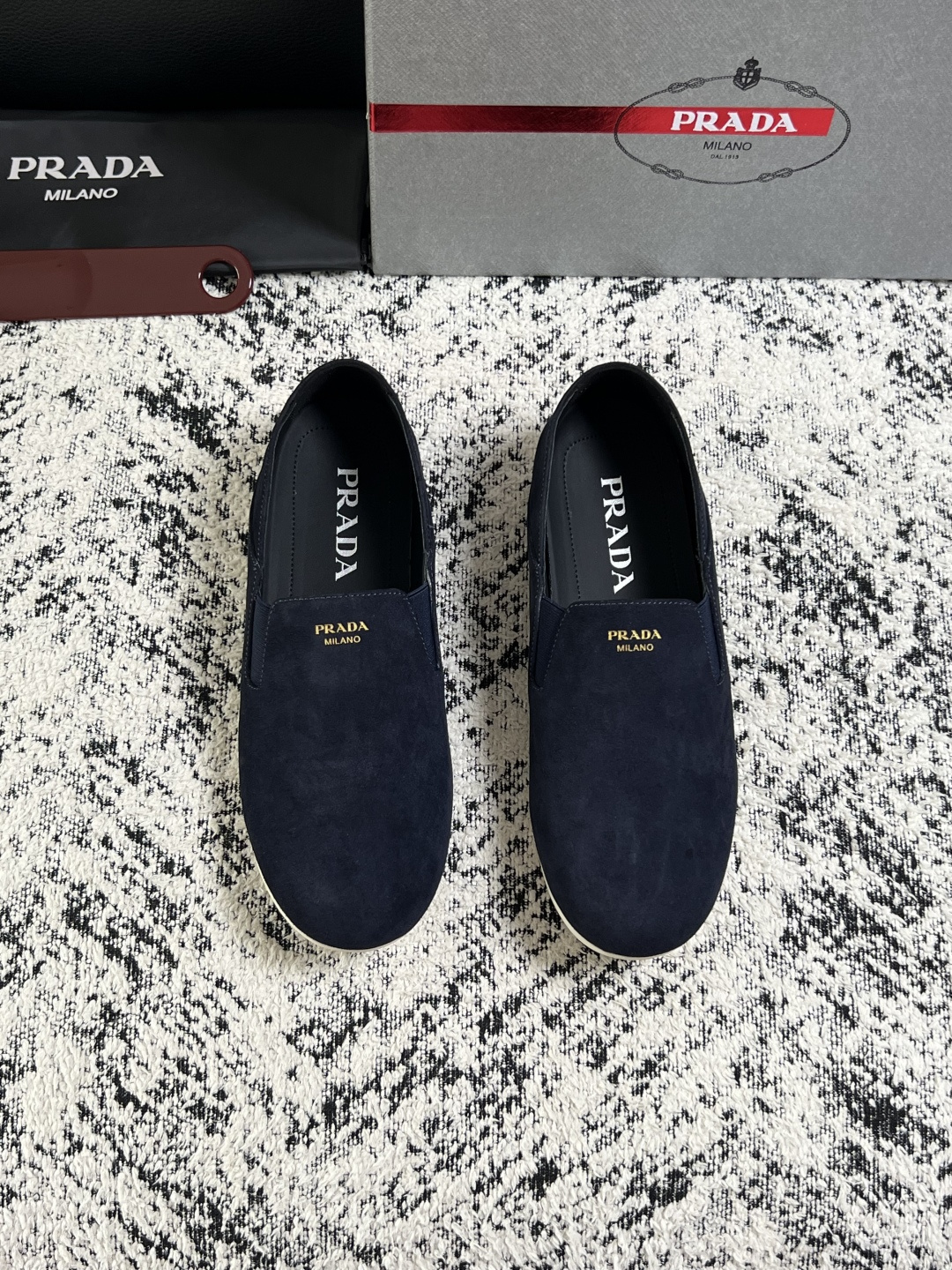 PRADA  高品质  顶级工艺品 普拉达 专柜同步 原厂配置，意大利进口原版牛皮面料，透气舒适进口水染牛里垫，鞋底：原