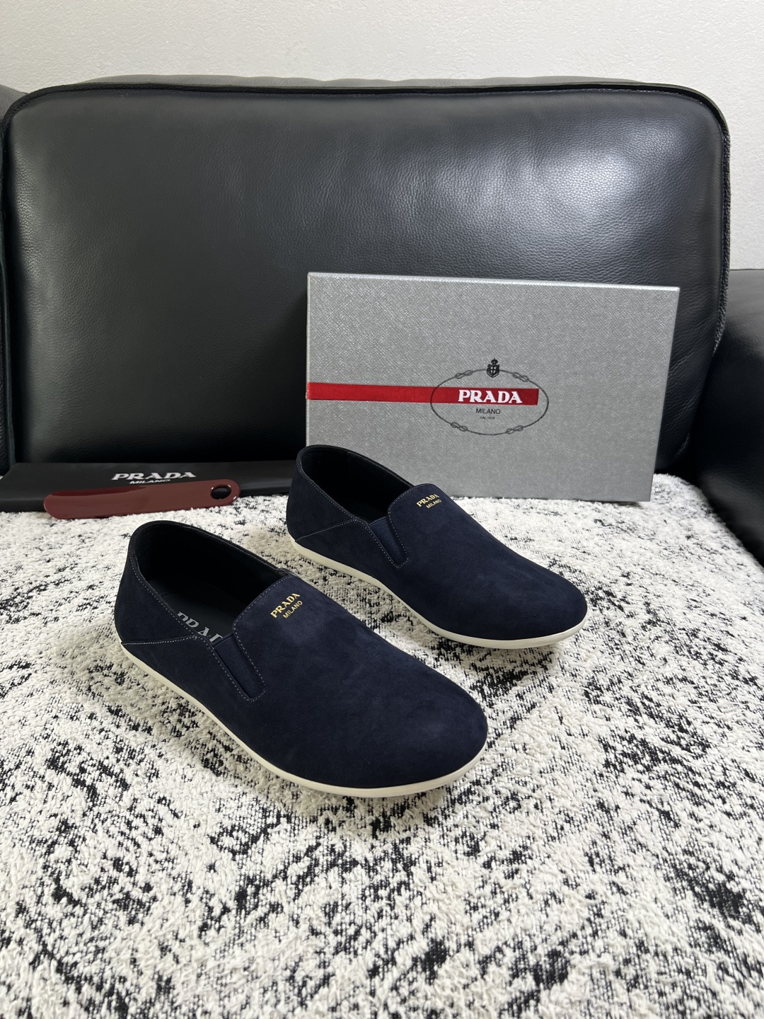 NO:956396,PRADA High-quality top crafts Prada counters synchronized with original factory configuration, original cowhide fabric imported from Italy, breathable and comfortable imported water-dyed cowhide lining, original soles specially provided by the original factory and super comfortable, original factory order code number 39-44 (order 38 45),, prada, prada, cowhide19860909PRADA 高品质 顶级工艺品 普拉达 专柜同步 原厂配置,意大利进口原版牛皮面料,透气舒适进口水染牛里垫,鞋底原厂特供原版底超级舒适,原厂跟单货码数 39-44（订 38 45）,,prada,prada,cowhide,Men's shoes