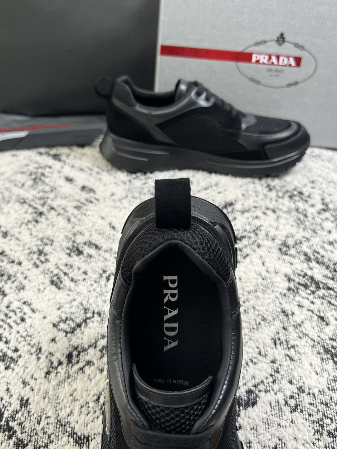 Prada  高品质  顶级工艺品，普拉达  专柜同步，原厂配置意大利进口牛皮面料，进口牛皮内里垫，透气舒适，鞋底：原厂