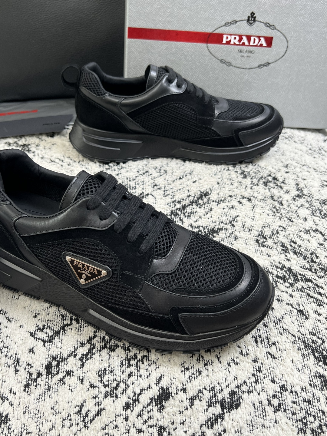 Prada  高品质  顶级工艺品，普拉达  专柜同步，原厂配置意大利进口牛皮面料，进口牛皮内里垫，透气舒适，鞋底：原厂