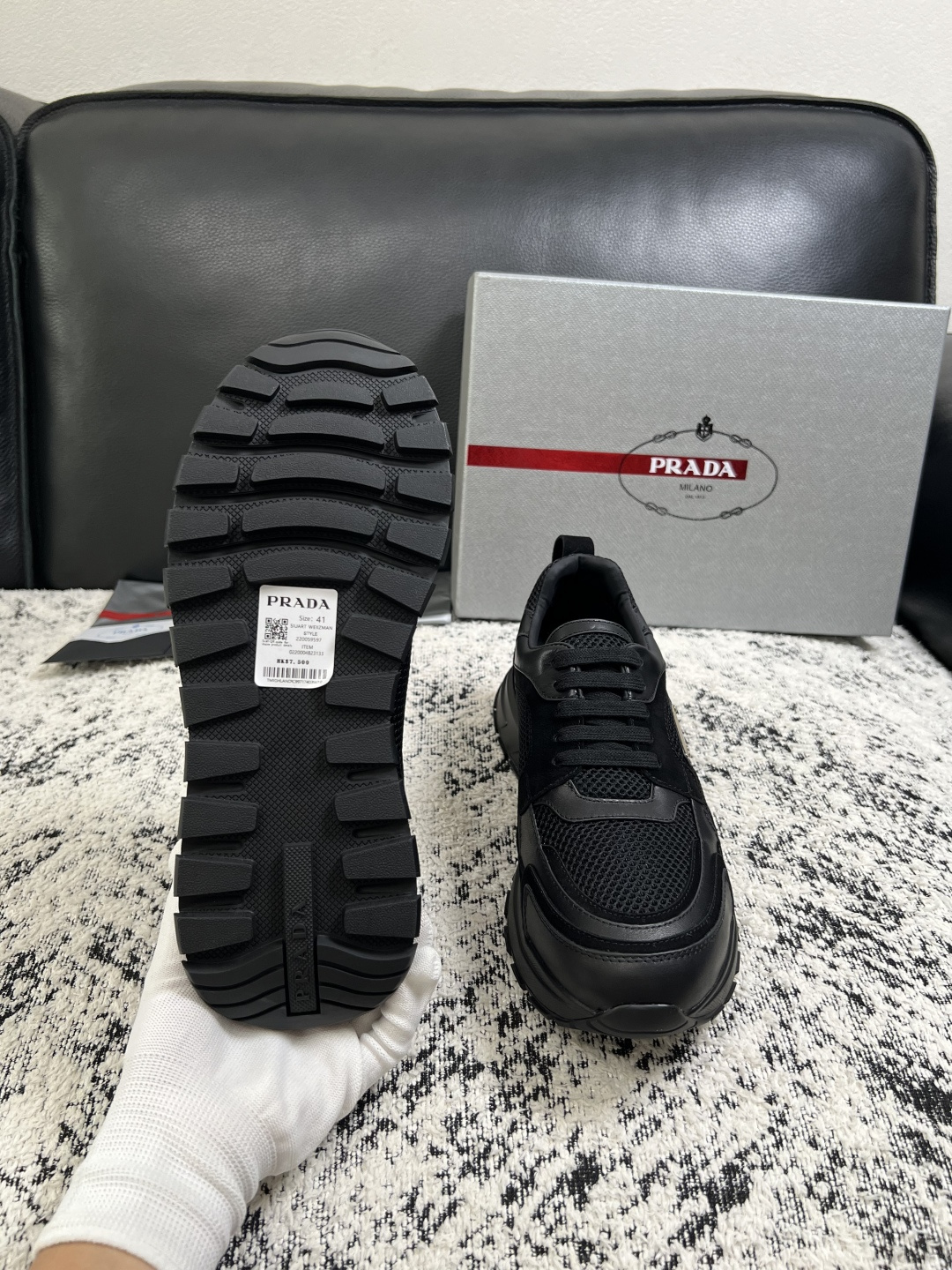 Prada  高品质  顶级工艺品，普拉达  专柜同步，原厂配置意大利进口牛皮面料，进口牛皮内里垫，透气舒适，鞋底：原厂
