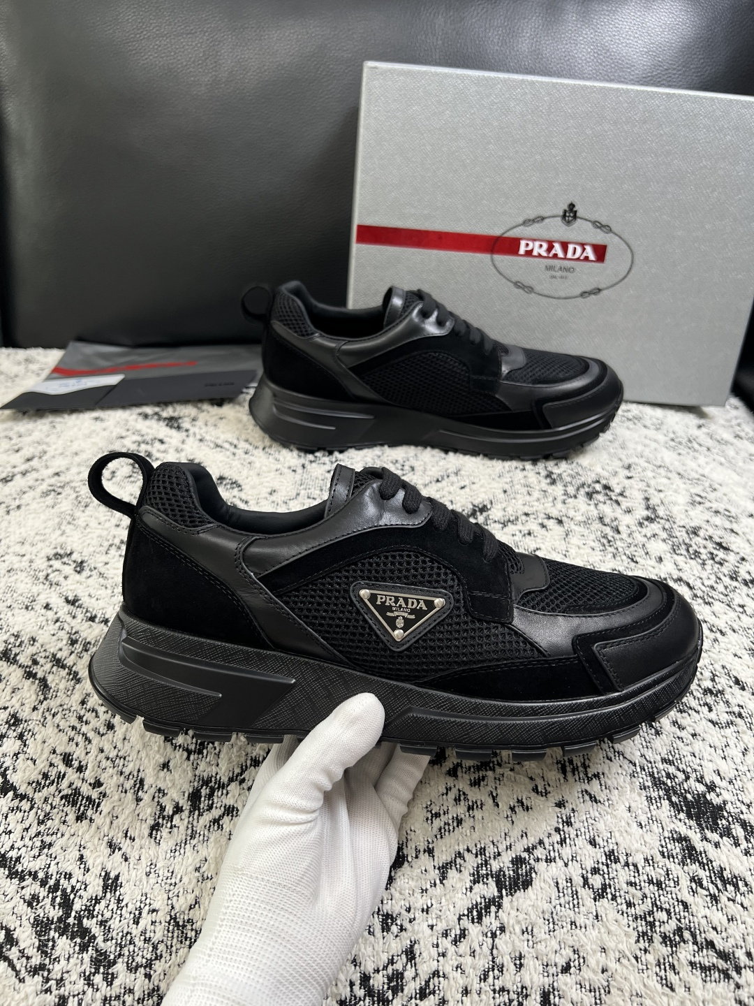 Prada  高品质  顶级工艺品，普拉达  专柜同步，原厂配置意大利进口牛皮面料，进口牛皮内里垫，透气舒适，鞋底：原厂