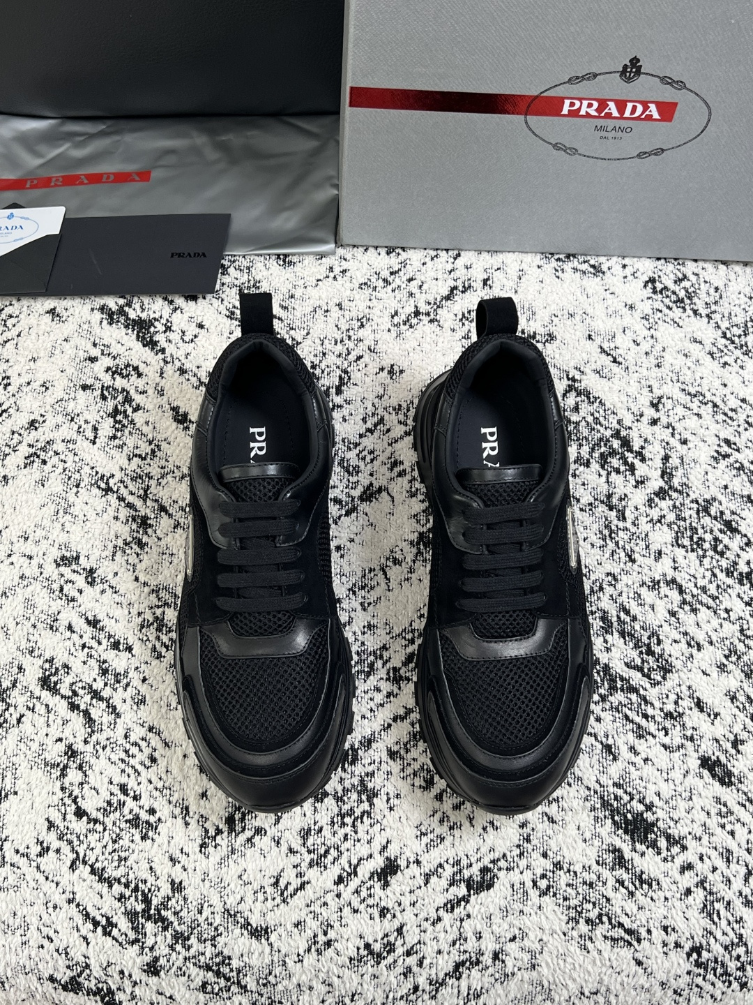 Prada  高品质  顶级工艺品，普拉达  专柜同步，原厂配置意大利进口牛皮面料，进口牛皮内里垫，透气舒适，鞋底：原厂