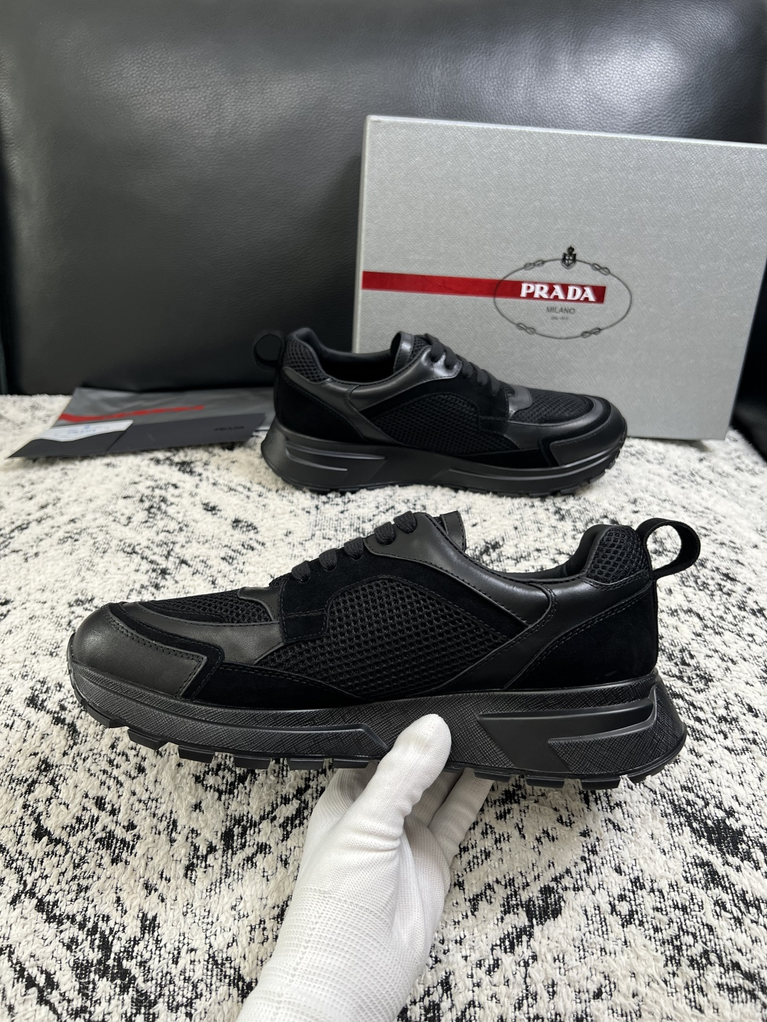 Prada  高品质  顶级工艺品，普拉达  专柜同步，原厂配置意大利进口牛皮面料，进口牛皮内里垫，透气舒适，鞋底：原厂
