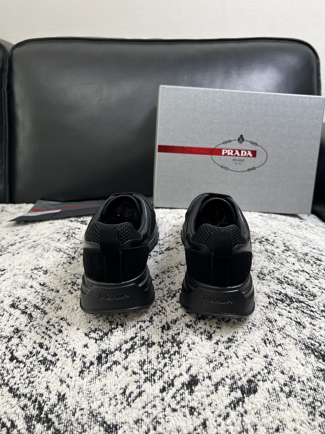 Prada  高品质  顶级工艺品，普拉达  专柜同步，原厂配置意大利进口牛皮面料，进口牛皮内里垫，透气舒适，鞋底：原厂