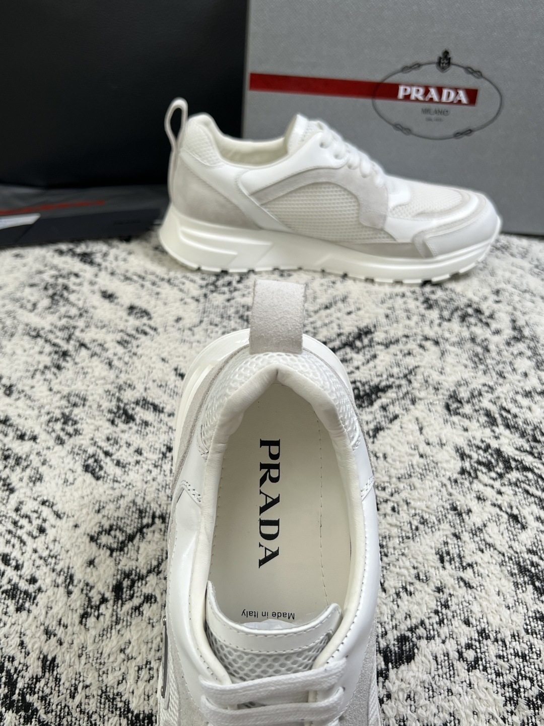 Prada  高品质  顶级工艺品，普拉达  专柜同步，原厂配置意大利进口牛皮面料，进口牛皮内里垫，透气舒适，鞋底：原厂