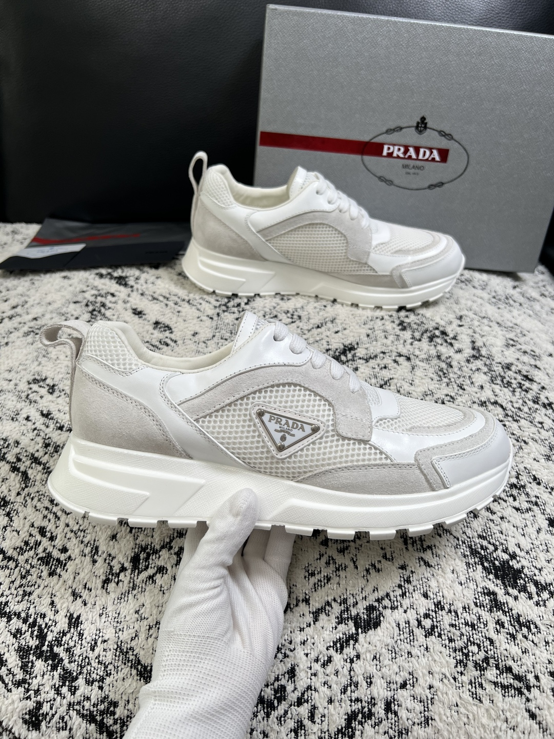 Prada  高品质  顶级工艺品，普拉达  专柜同步，原厂配置意大利进口牛皮面料，进口牛皮内里垫，透气舒适，鞋底：原厂