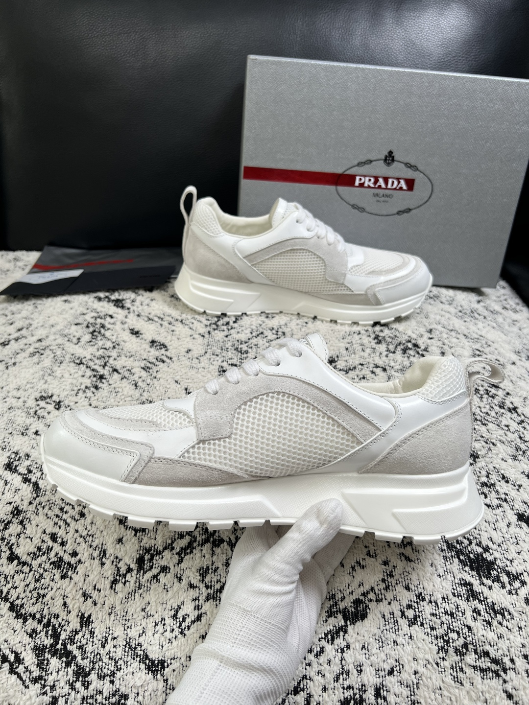 Prada  高品质  顶级工艺品，普拉达  专柜同步，原厂配置意大利进口牛皮面料，进口牛皮内里垫，透气舒适，鞋底：原厂