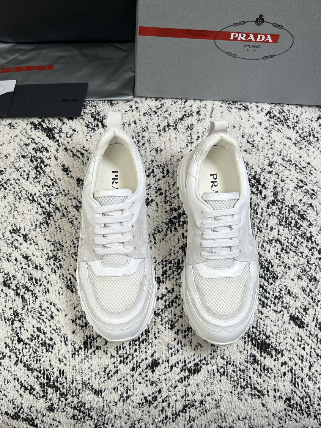 Prada  高品质  顶级工艺品，普拉达  专柜同步，原厂配置意大利进口牛皮面料，进口牛皮内里垫，透气舒适，鞋底：原厂