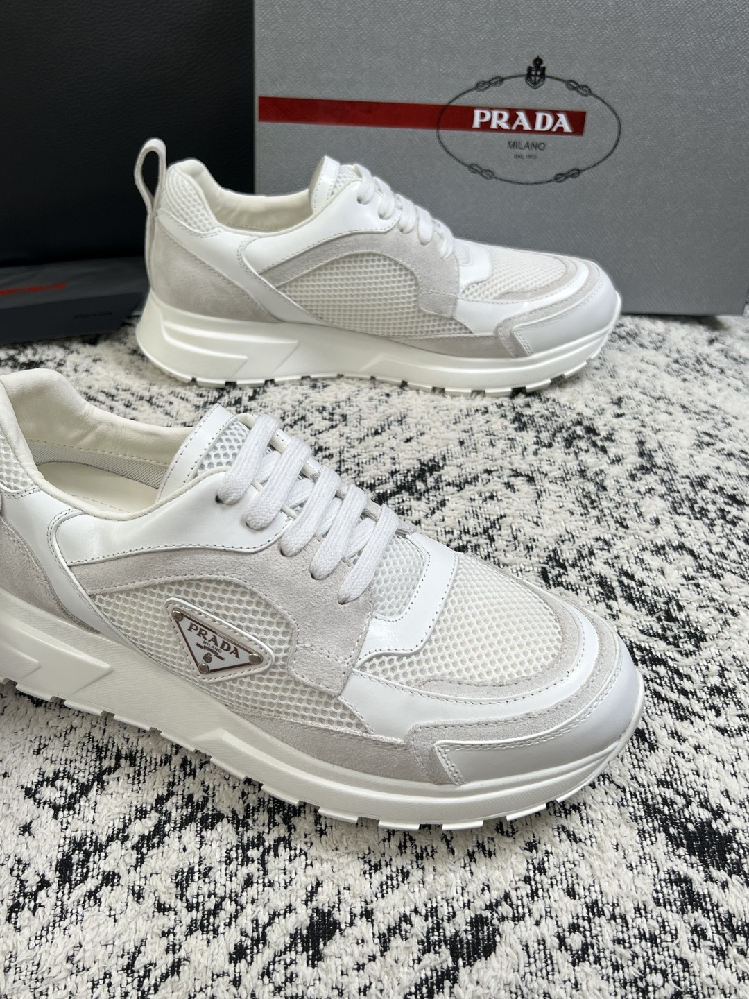 Prada  高品质  顶级工艺品，普拉达  专柜同步，原厂配置意大利进口牛皮面料，进口牛皮内里垫，透气舒适，鞋底：原厂