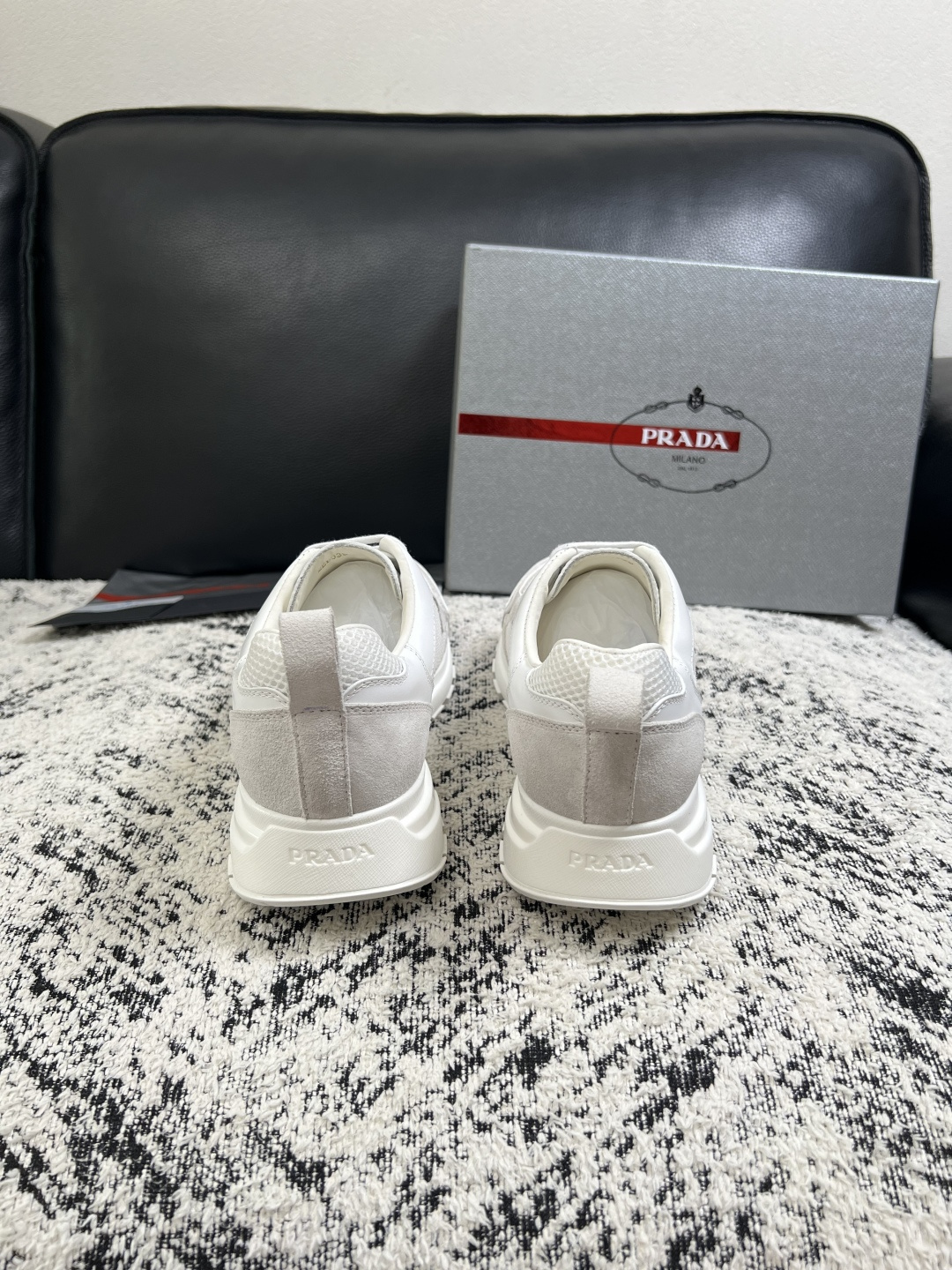 Prada  高品质  顶级工艺品，普拉达  专柜同步，原厂配置意大利进口牛皮面料，进口牛皮内里垫，透气舒适，鞋底：原厂