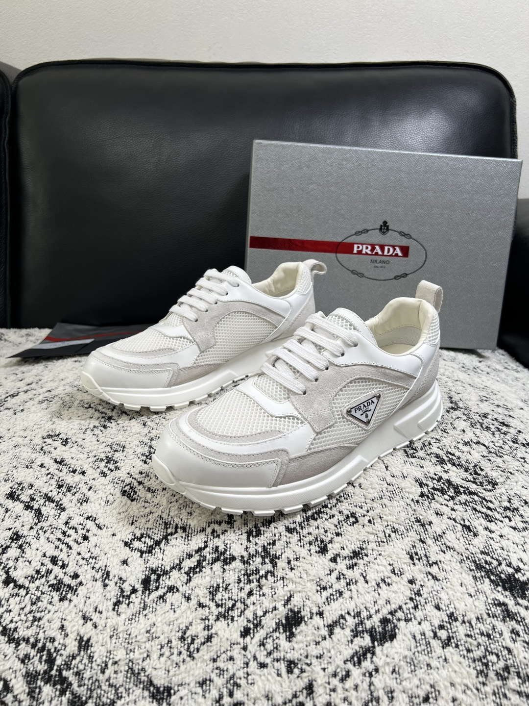 Prada  高品质  顶级工艺品，普拉达  专柜同步，原厂配置意大利进口牛皮面料，进口牛皮内里垫，透气舒适，鞋底：原厂