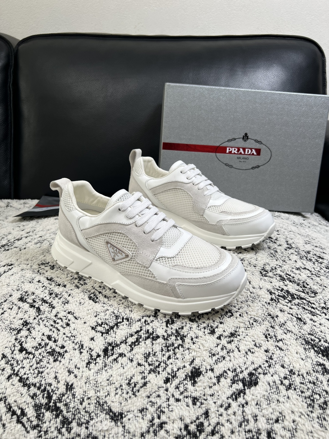Prada 高品质 顶级工艺品,普拉达 专柜同步,原厂配置意大利进口牛皮面料,进口牛皮内里垫,透气舒适,鞋底:原厂 Prada 高品质 顶级工艺品,普拉达 专柜同步,原厂配置意大利进口牛皮面料,进口牛皮内里垫,透气舒适,鞋底:原厂