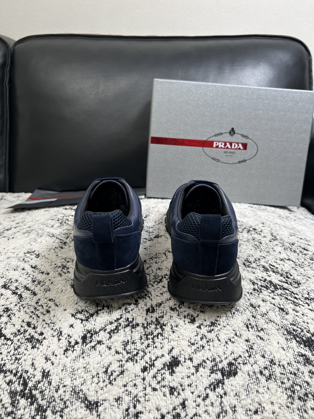Prada  高品质  顶级工艺品，普拉达  专柜同步，原厂配置意大利进口牛皮面料，进口牛皮内里垫，透气舒适，鞋底：原厂