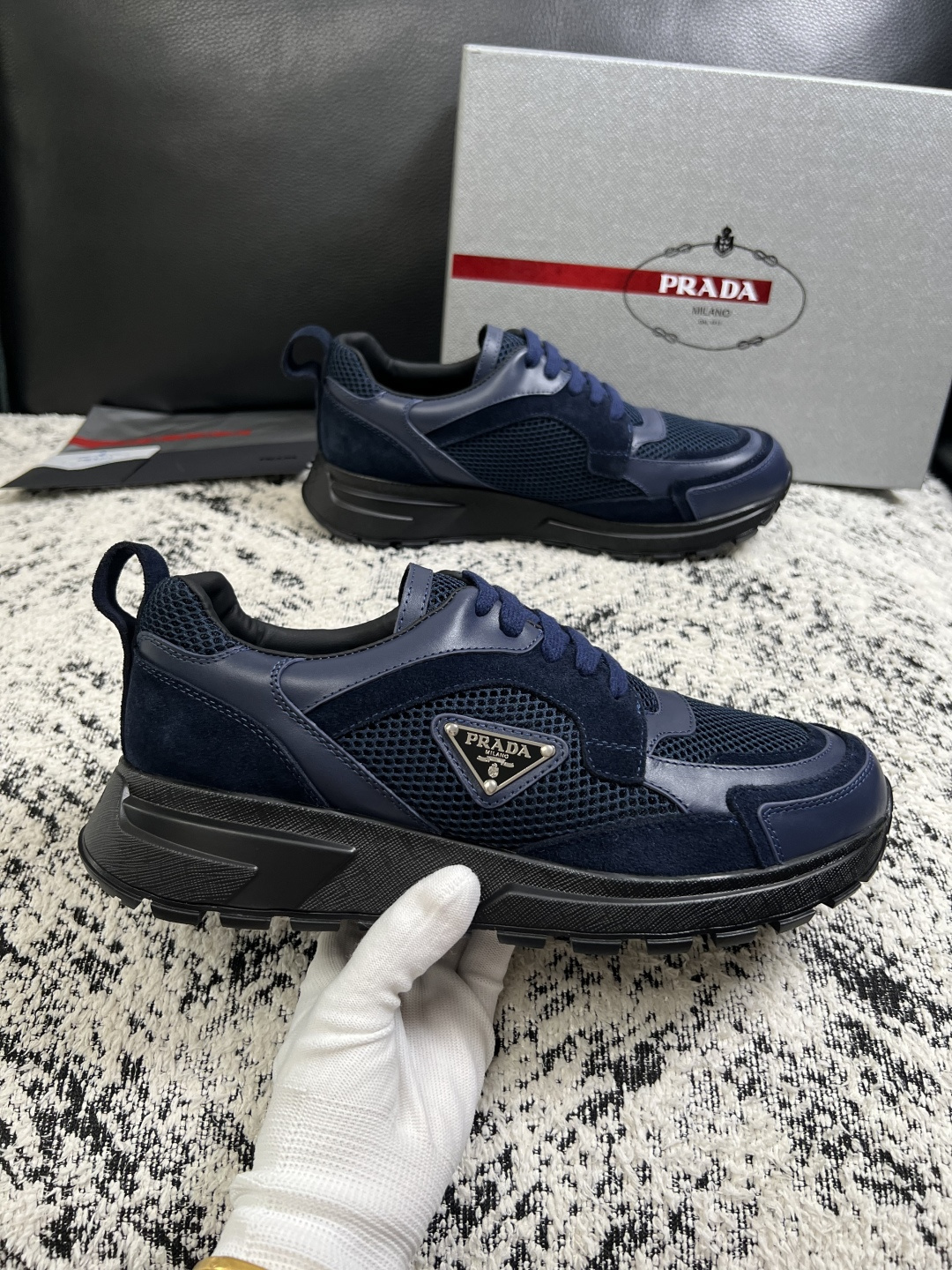 Prada  高品质  顶级工艺品，普拉达  专柜同步，原厂配置意大利进口牛皮面料，进口牛皮内里垫，透气舒适，鞋底：原厂
