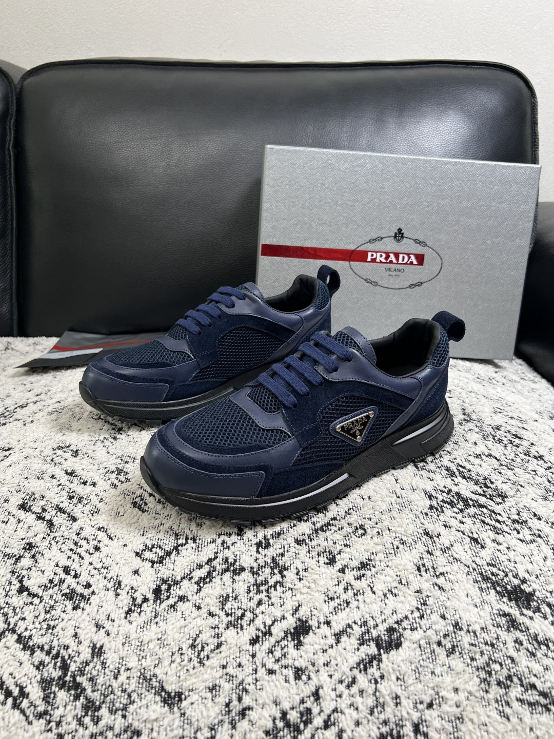 Prada  高品质  顶级工艺品，普拉达  专柜同步，原厂配置意大利进口牛皮面料，进口牛皮内里垫，透气舒适，鞋底：原厂
