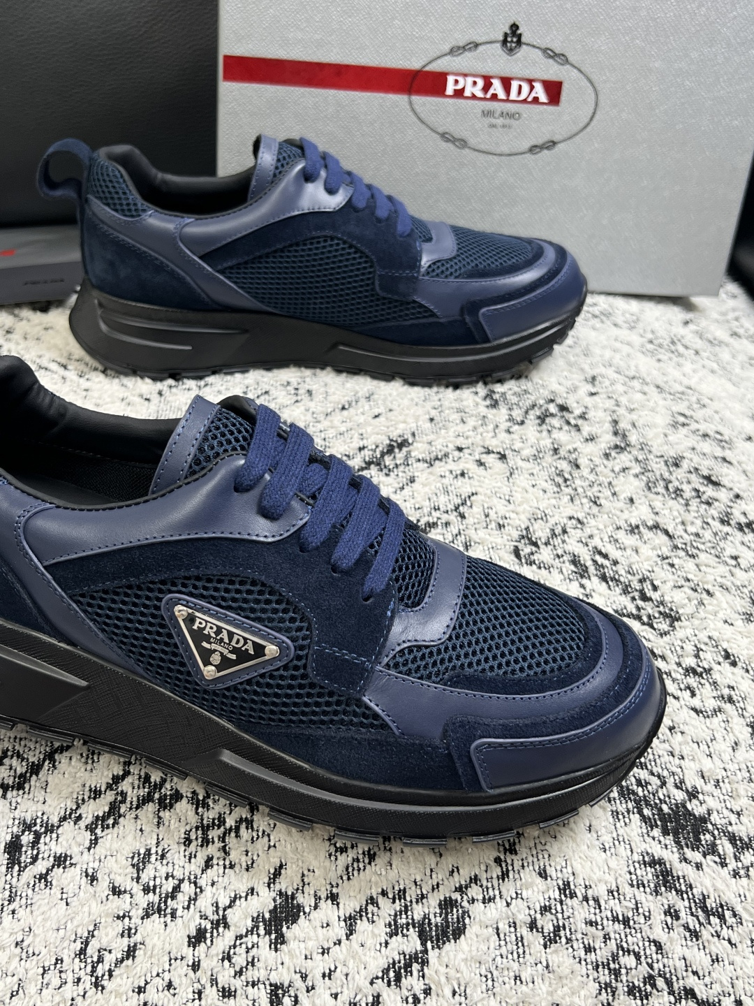 Prada  高品质  顶级工艺品，普拉达  专柜同步，原厂配置意大利进口牛皮面料，进口牛皮内里垫，透气舒适，鞋底：原厂