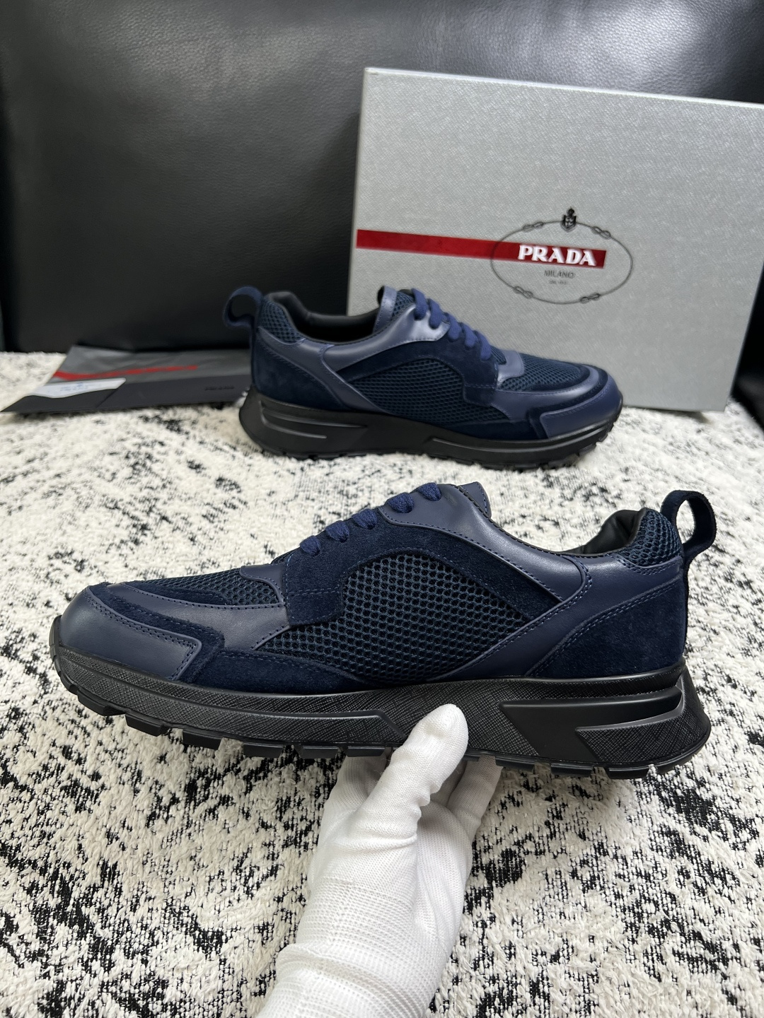Prada  高品质  顶级工艺品，普拉达  专柜同步，原厂配置意大利进口牛皮面料，进口牛皮内里垫，透气舒适，鞋底：原厂