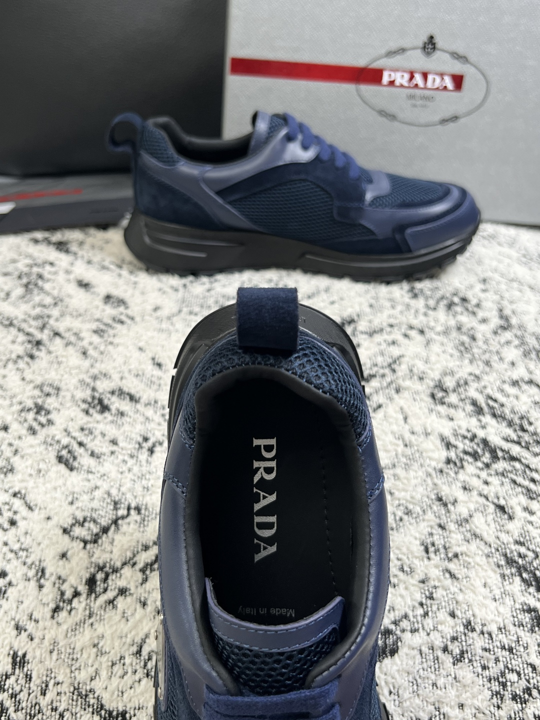 Prada  高品质  顶级工艺品，普拉达  专柜同步，原厂配置意大利进口牛皮面料，进口牛皮内里垫，透气舒适，鞋底：原厂