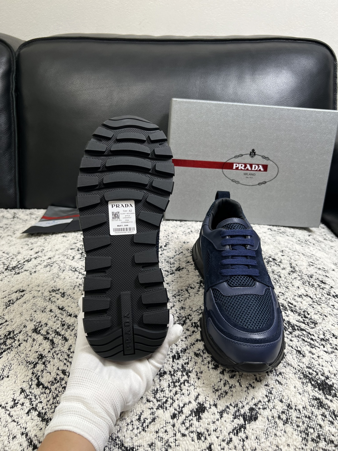 Prada  高品质  顶级工艺品，普拉达  专柜同步，原厂配置意大利进口牛皮面料，进口牛皮内里垫，透气舒适，鞋底：原厂