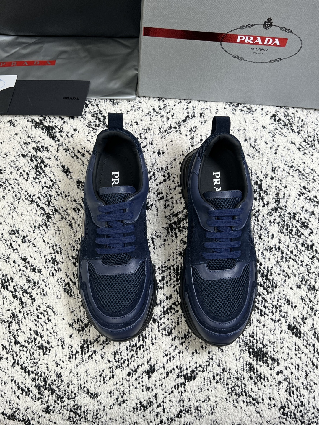 Prada  高品质  顶级工艺品，普拉达  专柜同步，原厂配置意大利进口牛皮面料，进口牛皮内里垫，透气舒适，鞋底：原厂