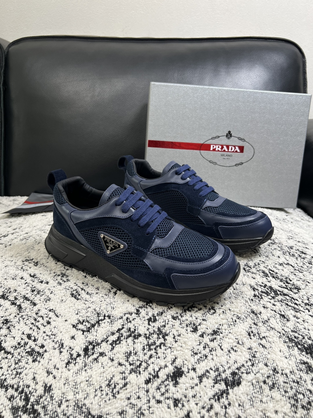 Prada 高品质 顶级工艺品,普拉达 专柜同步,原厂配置意大利进口牛皮面料,进口牛皮内里垫,透气舒适,鞋底:原厂 Prada 高品质 顶级工艺品,普拉达 专柜同步,原厂配置意大利进口牛皮面料,进口牛皮内里垫,透气舒适,鞋底:原厂