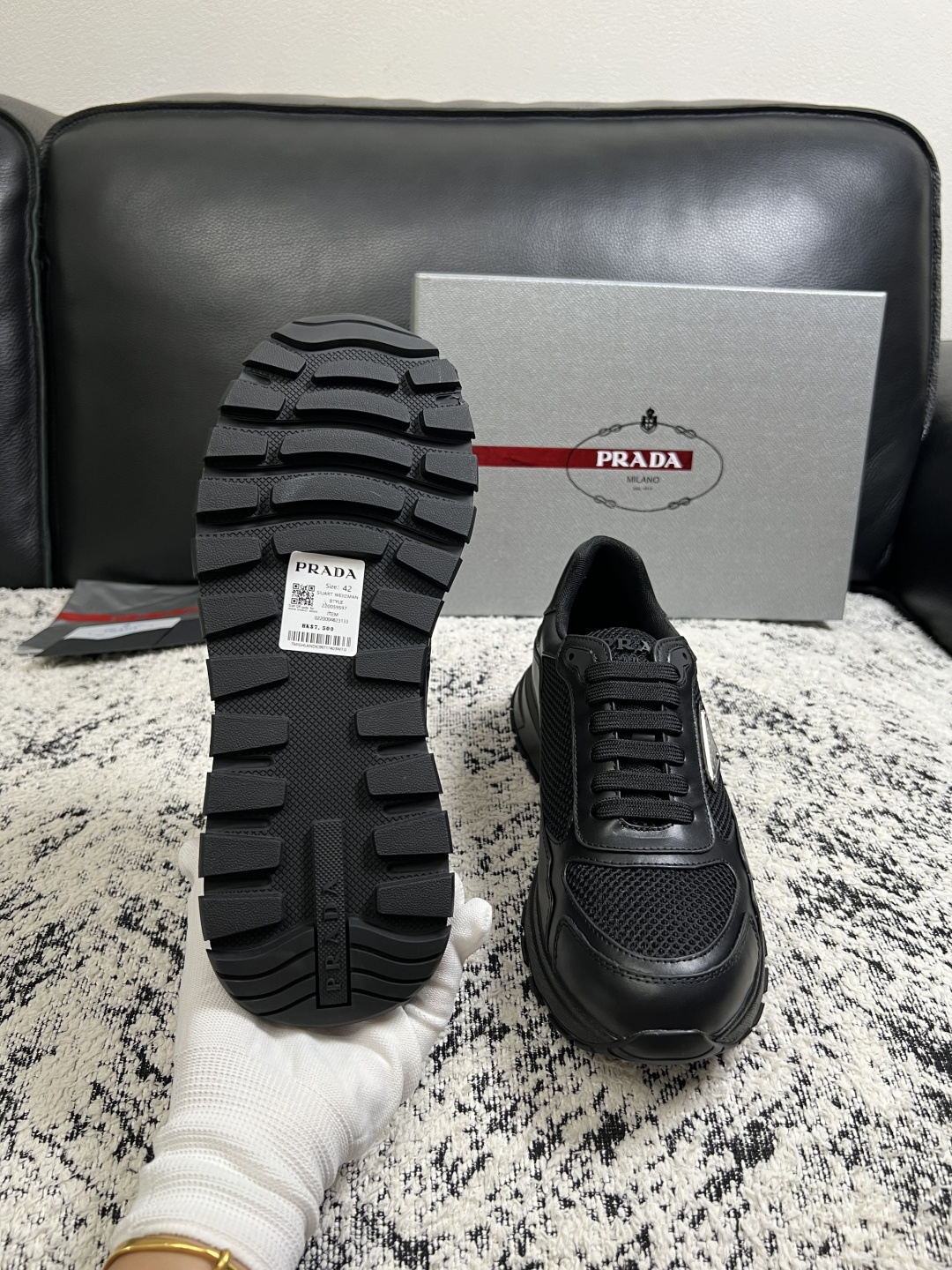 Prada  高品质  顶级工艺品，普拉达  专柜同步，原厂配置意大利进口牛皮面料，进口牛皮内里垫，透气舒适，鞋底：原厂