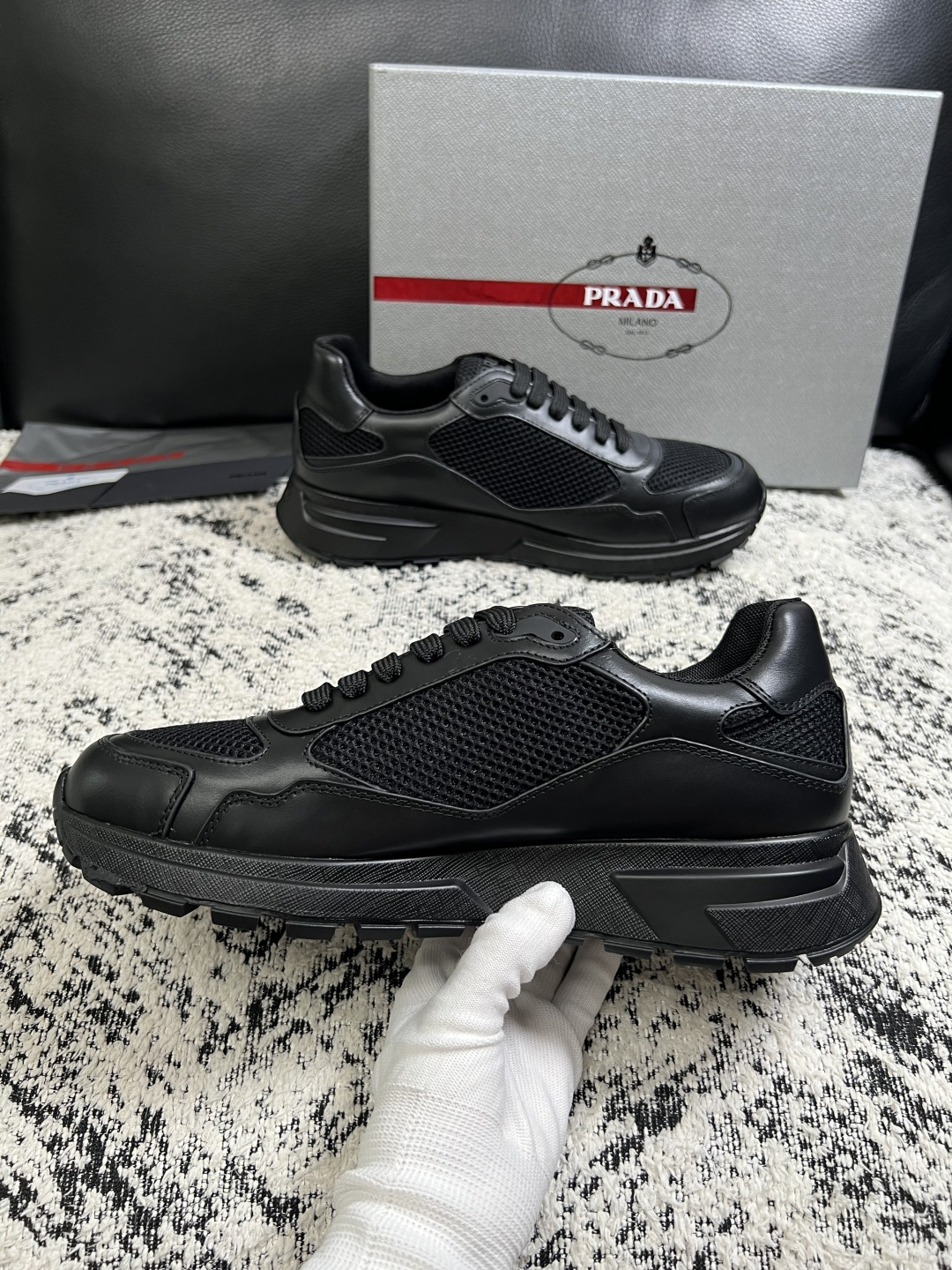 Prada  高品质  顶级工艺品，普拉达  专柜同步，原厂配置意大利进口牛皮面料，进口牛皮内里垫，透气舒适，鞋底：原厂